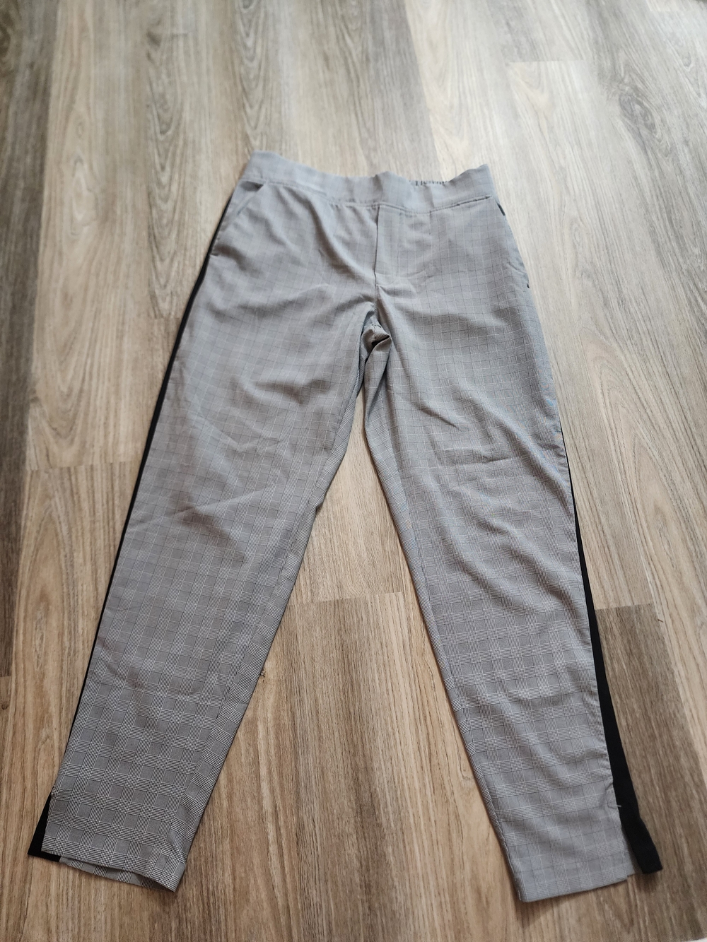 Athleta Gray Cropped Ankle Pants with Black Side Panels